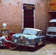 Die schnellen Mercedes-Benz 220 E, die Heckflosse, dominiert zahlreiche Rallyes in den Jahren zwischen 1960 und 1964.